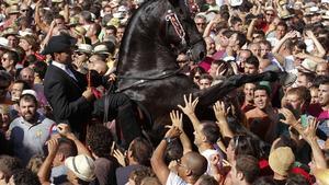 Un jinete en medio del gente en la celebración de Sant Joan en Ciutadella, Menorca.