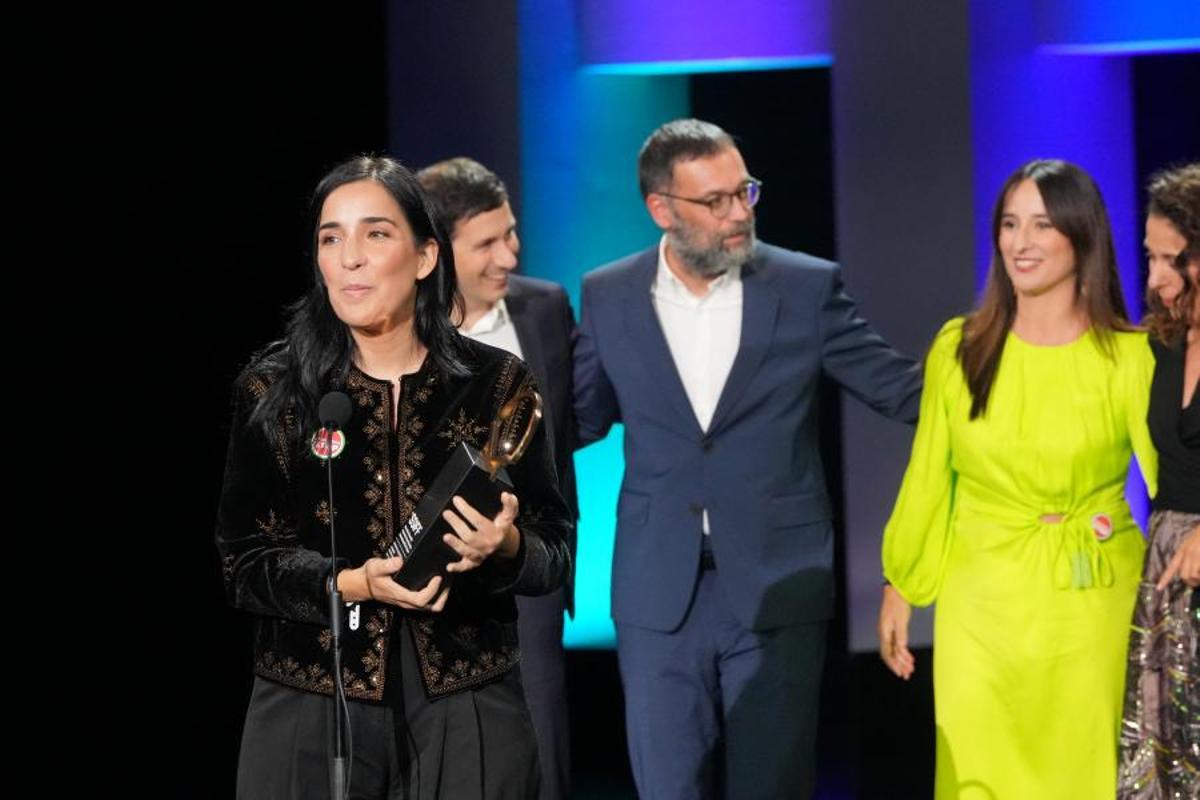 La directora Alauda Ruiz de Azúa recibe la Concha de Oro por la película Los Domingos en Donosti