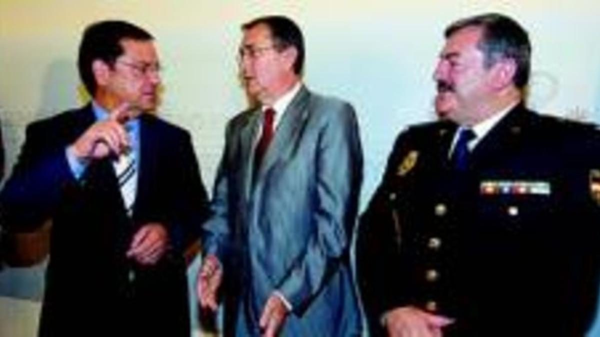 Ortega (derecha) junto a Joan Rangel (izquierda) y Francisco Javier Velázquez, ayer, tras su presentación.