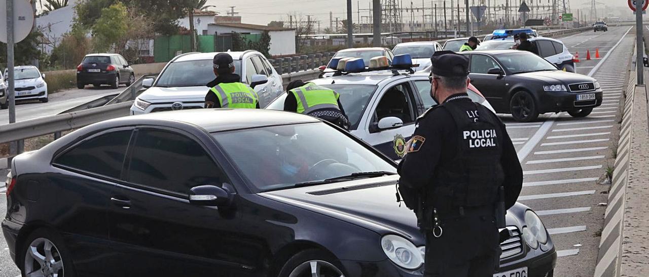 Un control perimetral de los accesos a las grandes ciudades el pasado mes de febrero.