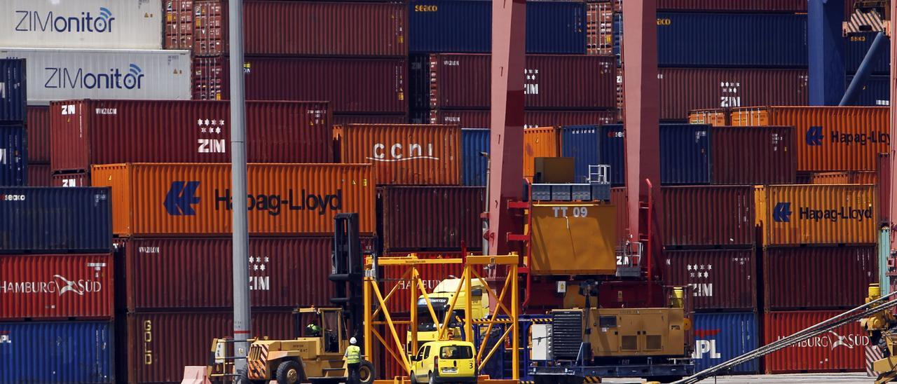 Contenedores en el puerto de Alicante.