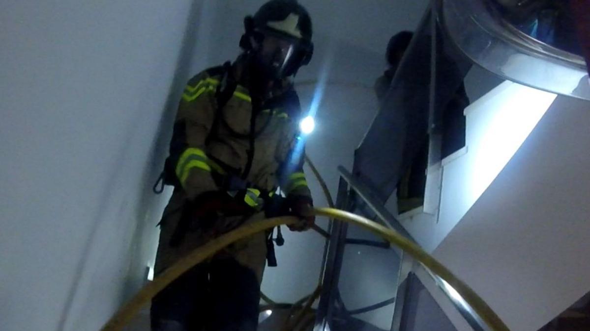 Un bombero de Ibiza durante el incendio.