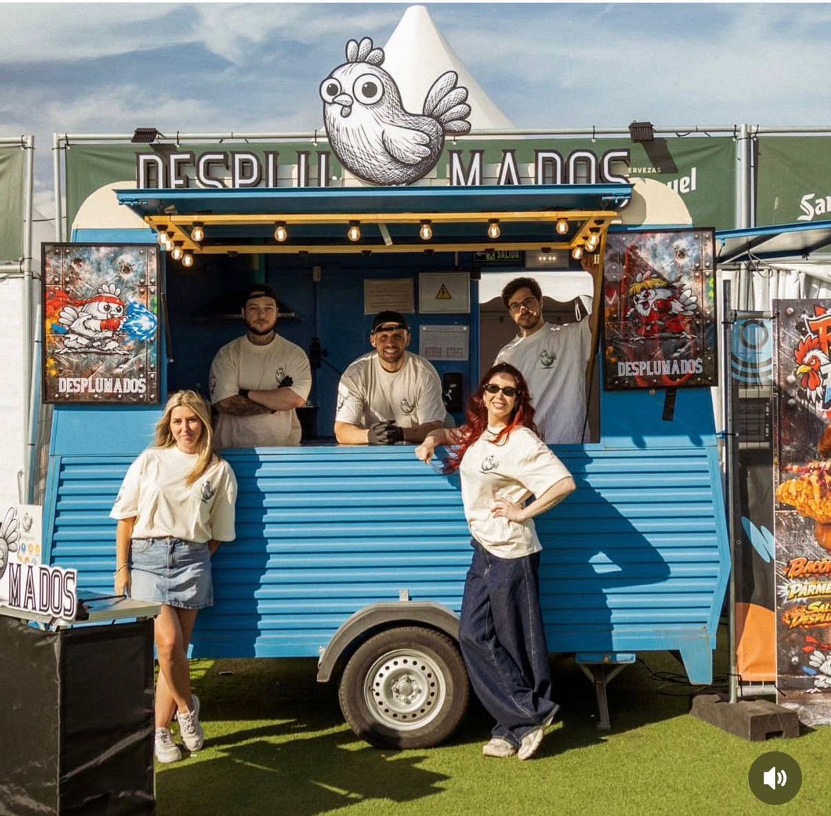 El equipo de Desplumados en su foodtruck
