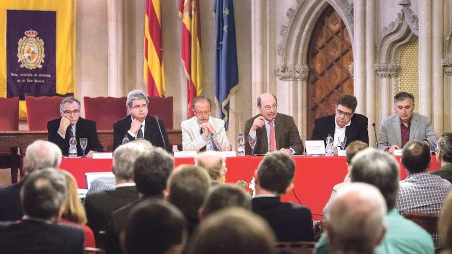 Miquel Fiol, Javier Ibáñez, Fèlix Grases, el moderador Joan Besalduch, Antoni Bennàssar y Joan Bargay, durante el debate celebrado ayer.