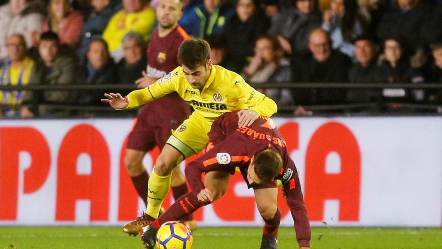 Suárez y Messi sostienen en Villarreal la ventaja de un Barcelona superior