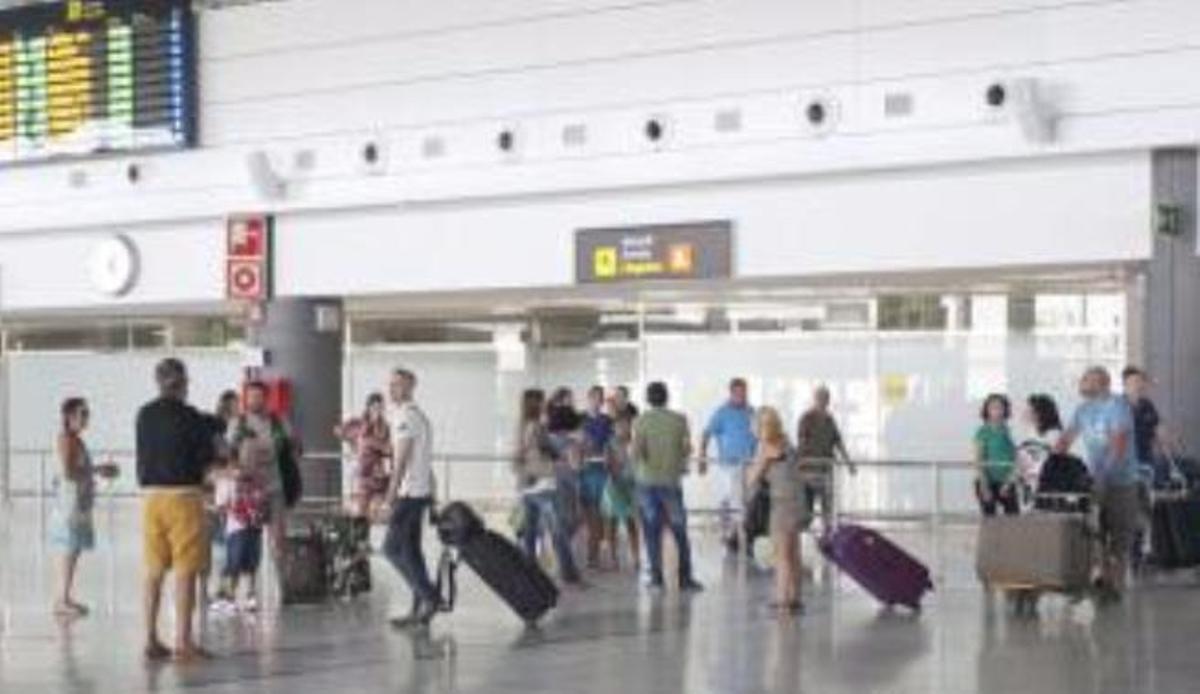 Despiden a dos controladores en Fuerteventura por el retraso de un avión