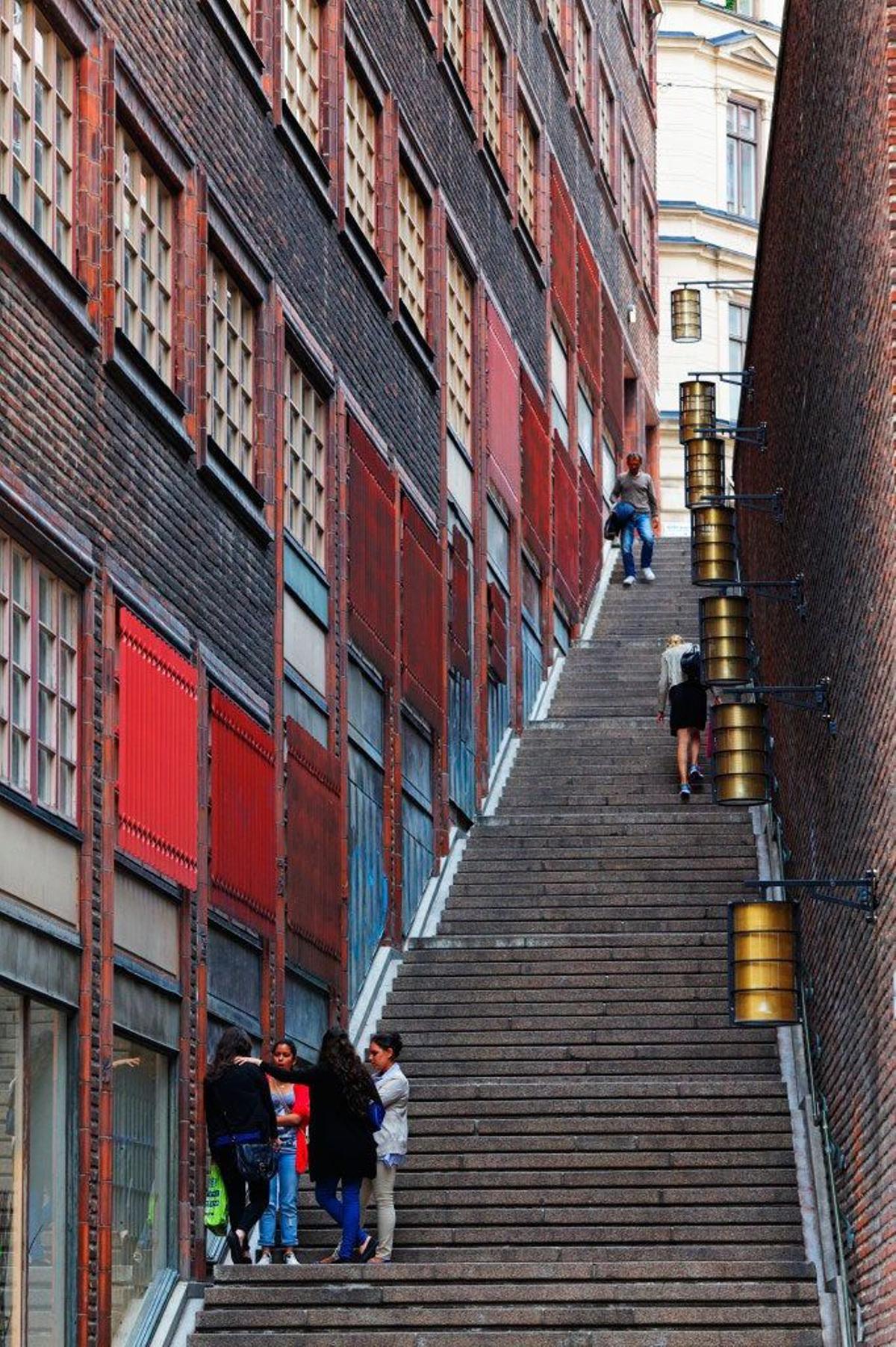 Escaleras empinadas en la calle Kungsgatan, en Estocolmo.