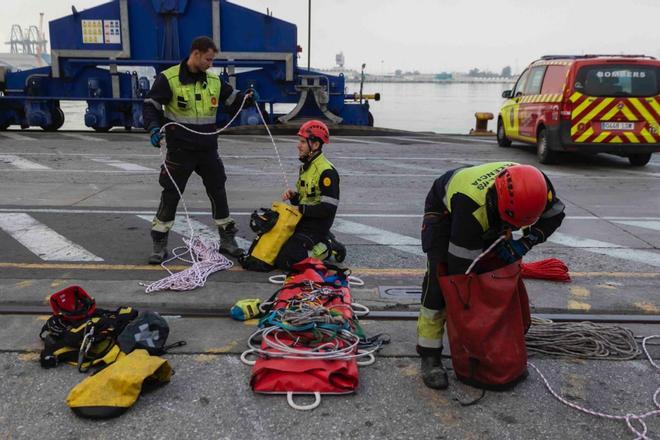 Practicas en el puerto de València de la nueva unidad de rescate en altura de los Bomberos de Valencia