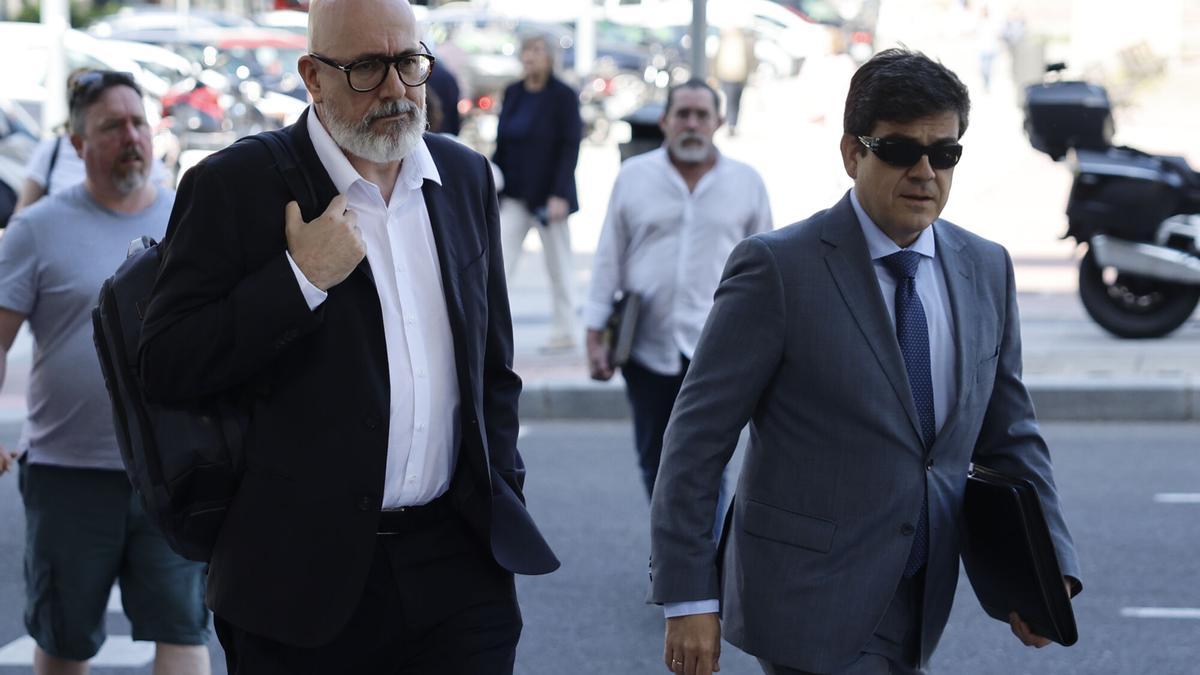 El geriatra Francisco Javier Martínez Peromingo (izqda.) a su llegada a los juzgados en Madrid, este lunes.