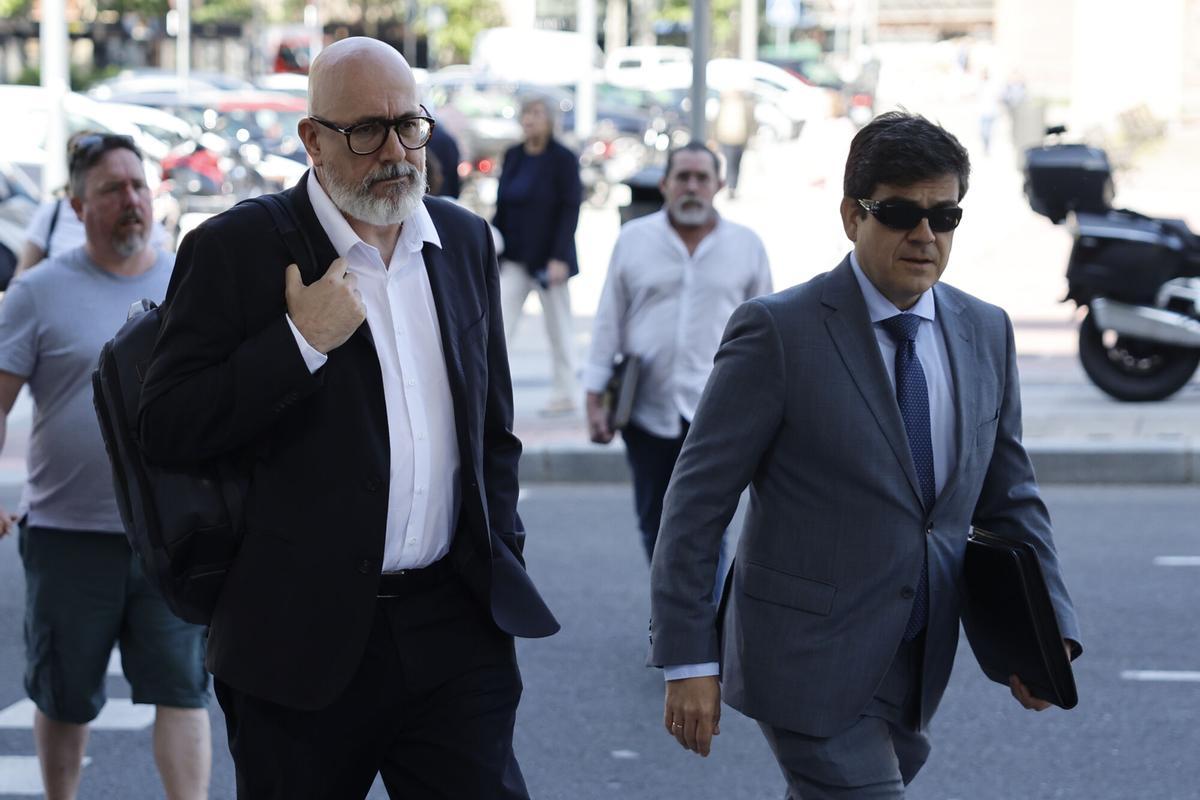 El geriatra Francisco Javier Martínez Peromingo (izqda.) a su llegada a los juzgados en Madrid, este lunes.