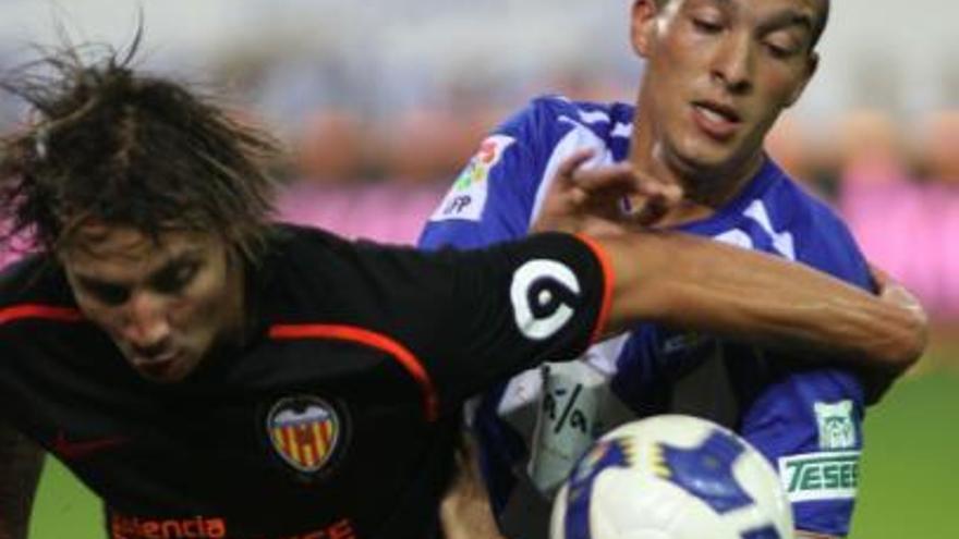 Alexis disputa un balón con Baha en un encuentro con el Málaga.