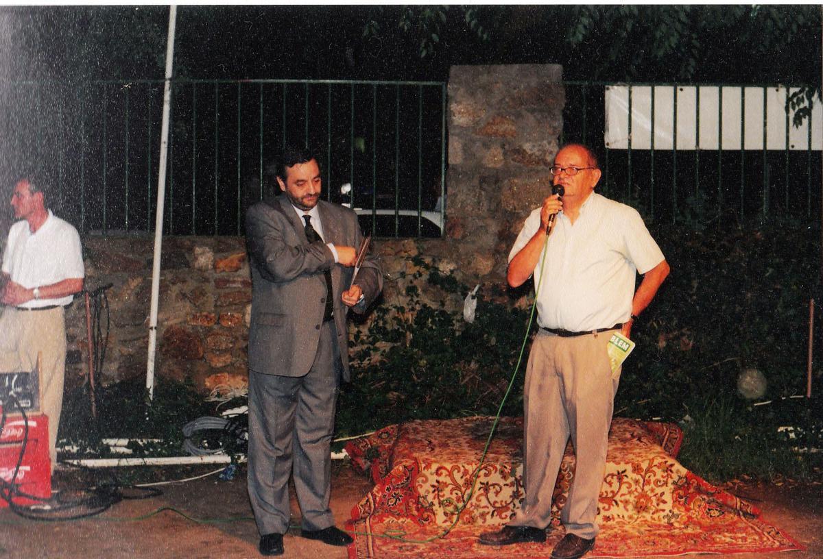 En las fiestas del barrio de San Juan, junto a Juan Carlos López, en el año 2002.