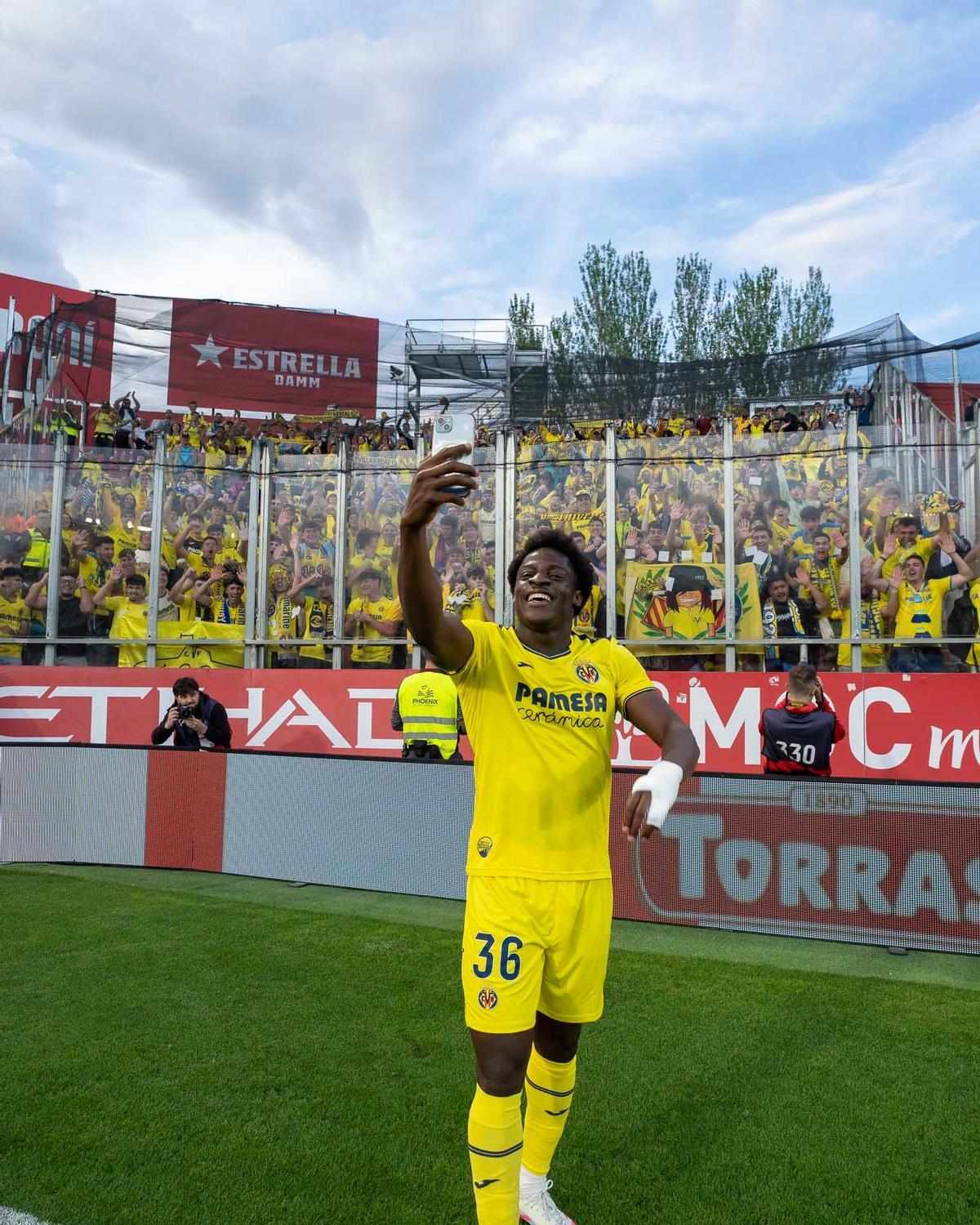 Etta Eyong se hace un 'selfie' con la afición del Villarreal desplazada a Girona.
