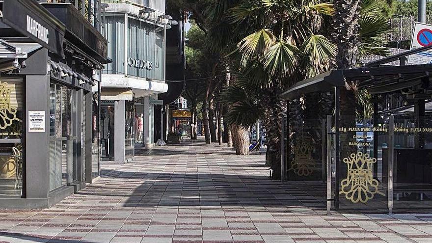 Un carrer comercial de Platja d&#039;Aro sense vianants ahir a la tarda.