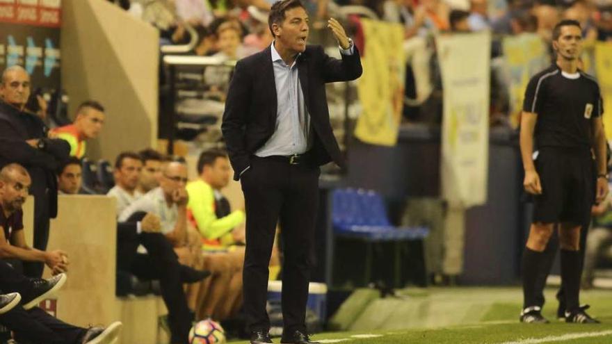 Berizzo hace indicaciones desde la banda durante el partido de ayer. // LOF