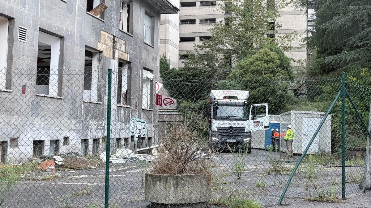 Operarios colocando casetas de obra en el viejo HUCA.