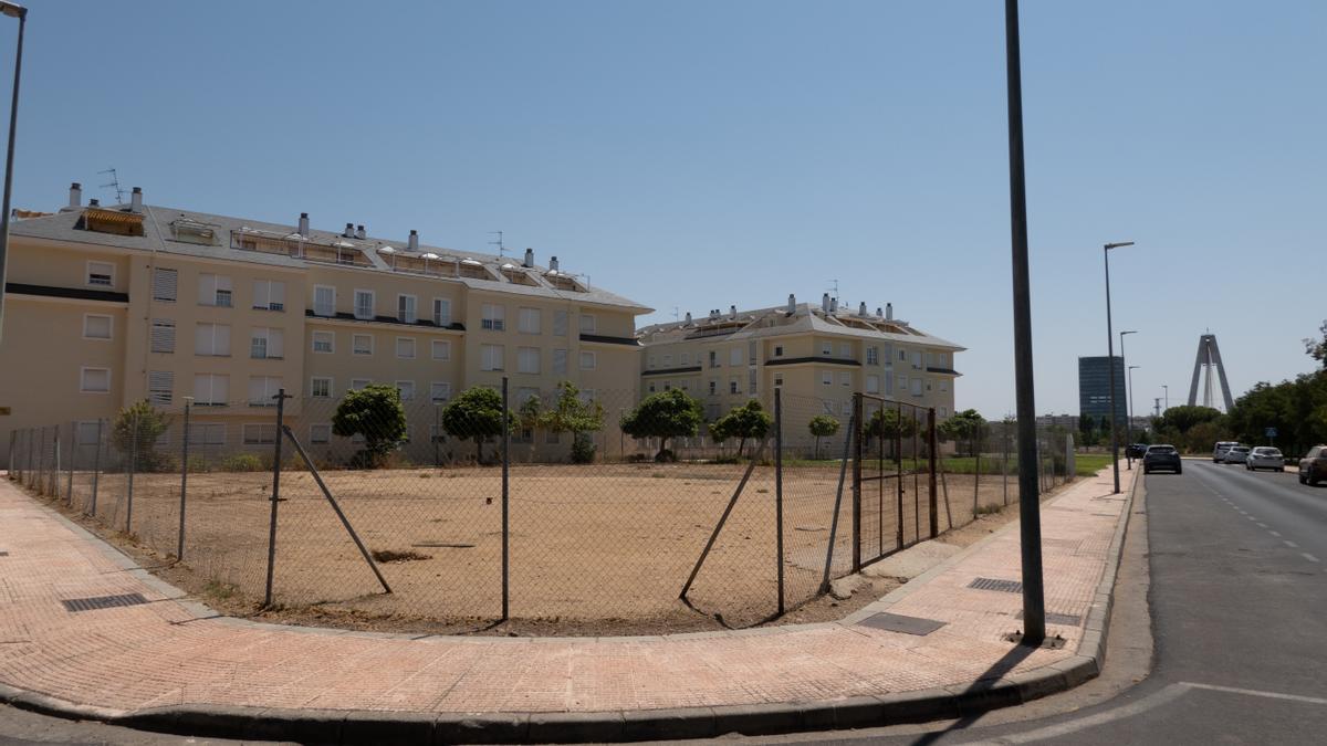 Parcela vallada de Jardines del Guadiana que se acondicionará como área canina.