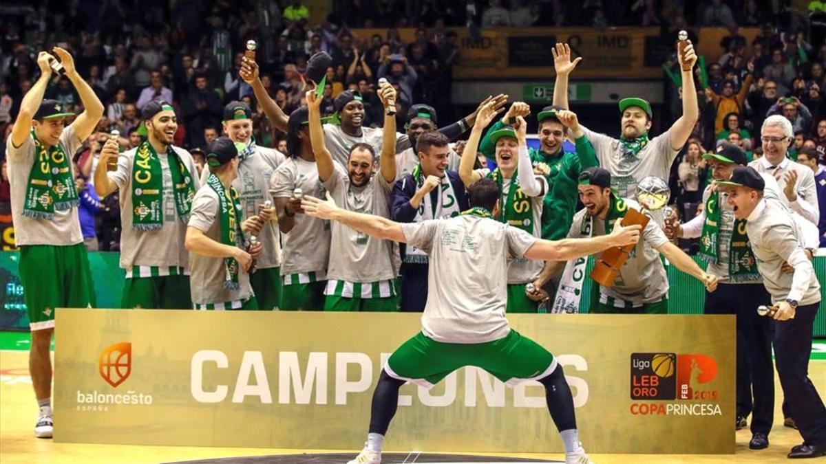 Los jugadores del Betis celebrando la Copa Princesa celebrada en febrero