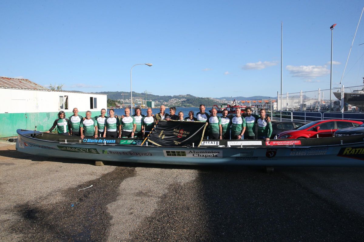 Sonia Boubeta junto a sus compañeros y la Bandera de Veteranos Rías Baixas, que se disputa hoy en Meira.