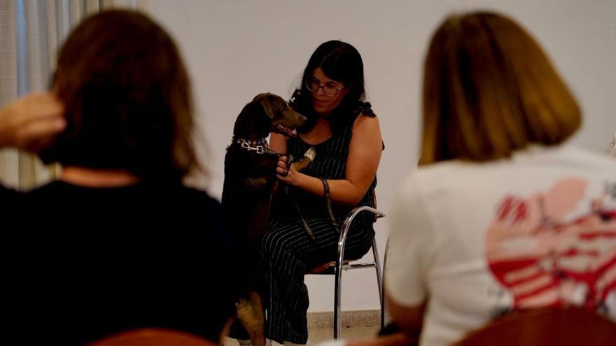 Una de las voluntarias del antes CETA juguetea con su mascota, que llevó al encuentro con el concejal Bordón.  | | LP/DLP