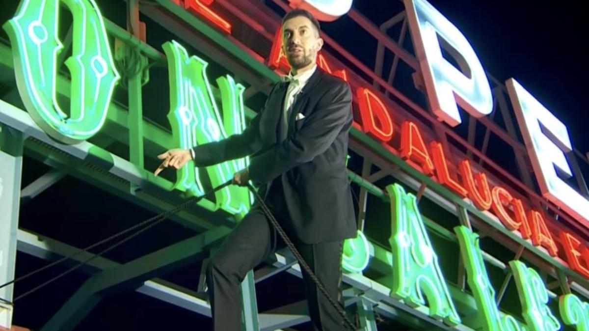 David Broncano, arrancando las Campanadas colgado del mítico letrero de la Puerta del Sol.