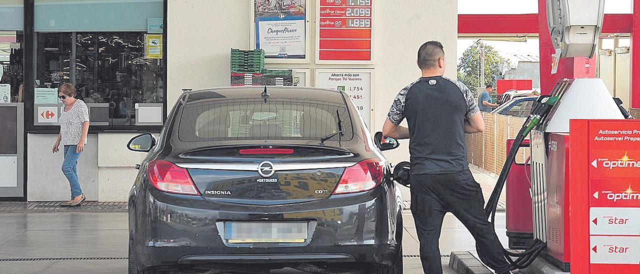 Un usuario reposta en una gasolinera de la capital de la Plana, donde el diésel cuesta 1,999 euros por litro.