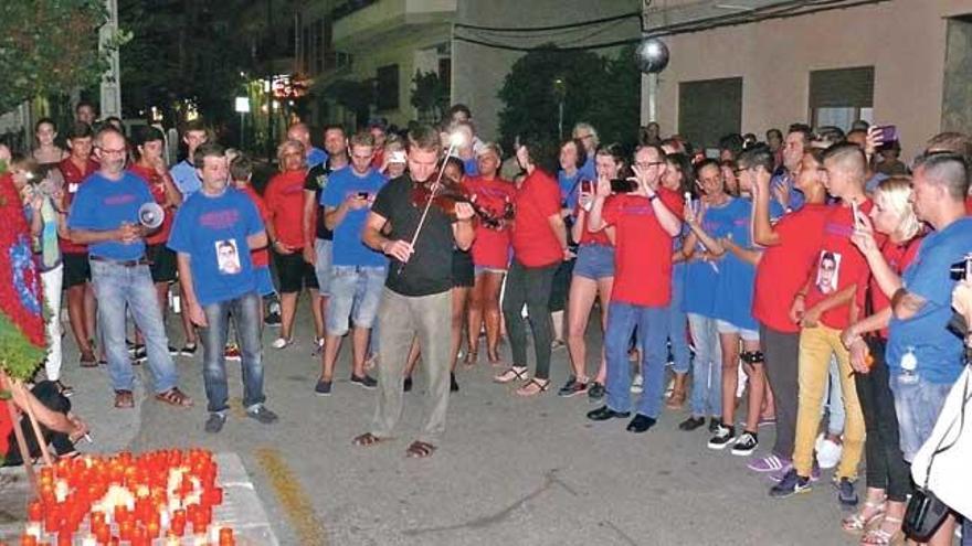 Momento de la interpretación de ´El Cant dels Ocells´ en memoria del joven.