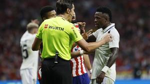 Vinicius Jr. discute con el árbitro en el reciente Atlético-Real Madrid.