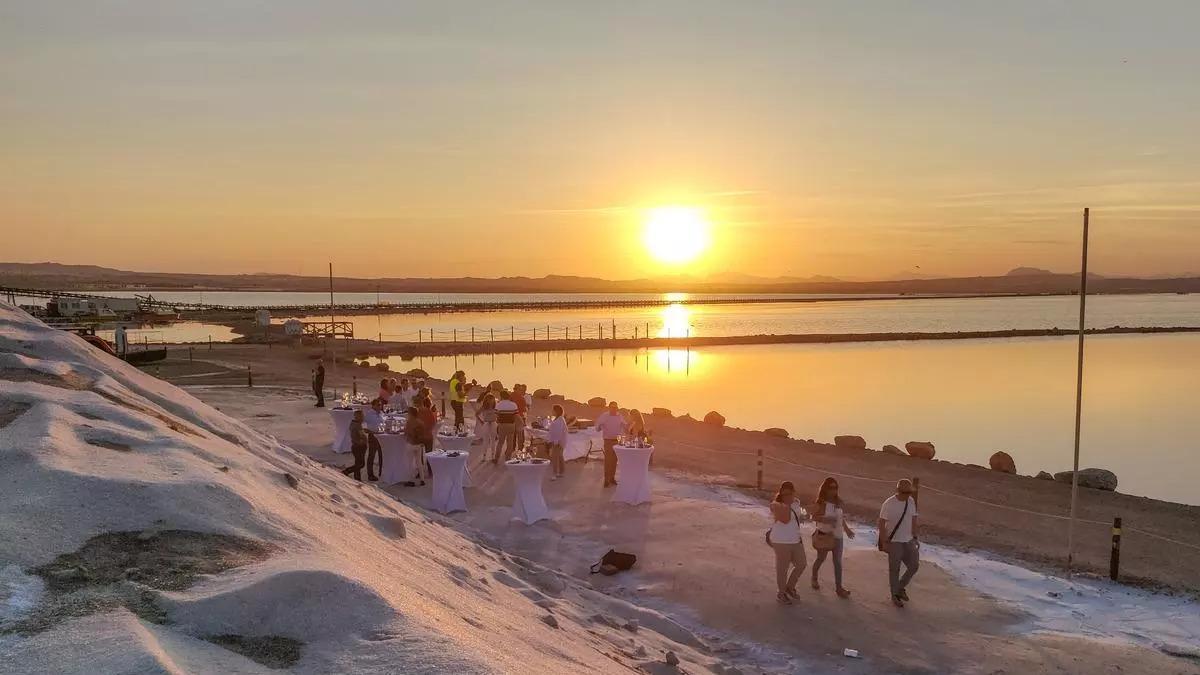 Las salinas de Torrevieja adaptan su oferta habitual de visitas con puesta de sol al eclipse frente a la orden de cierre del parque natural