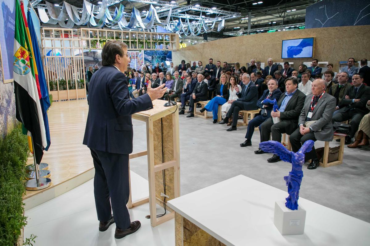 Autoridades y público esta mañana en el stand de Extremadura en Fitur.