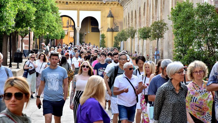 España recibe hasta marzo menos turistas que en 2019 pero su gasto es mayor