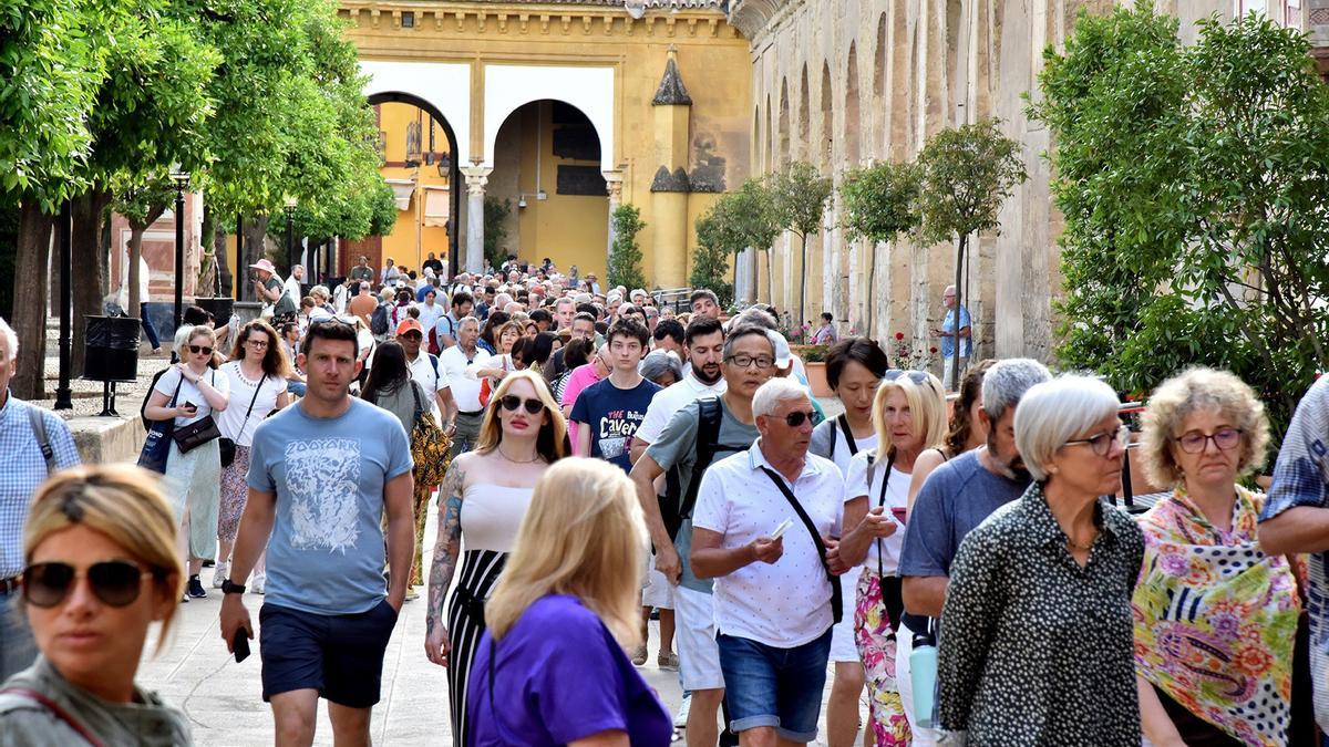 Turistas en el Patio de los Naranjos de la Mezquita-Catedral de Córdoba.