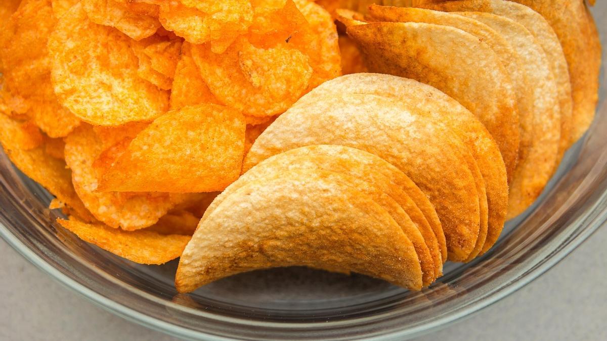 Boniato en la freidora de aire: los chips más saludables que puedes preparar en casa.