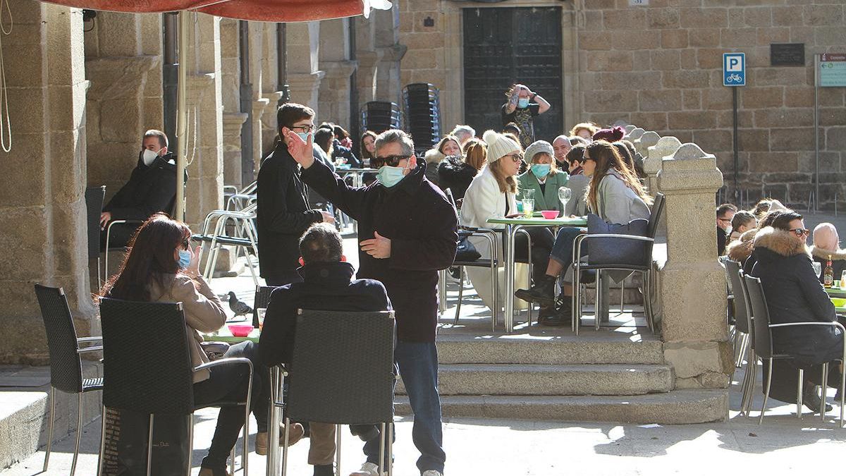 Clientes de una terraza, en el centro histórico de Ourense