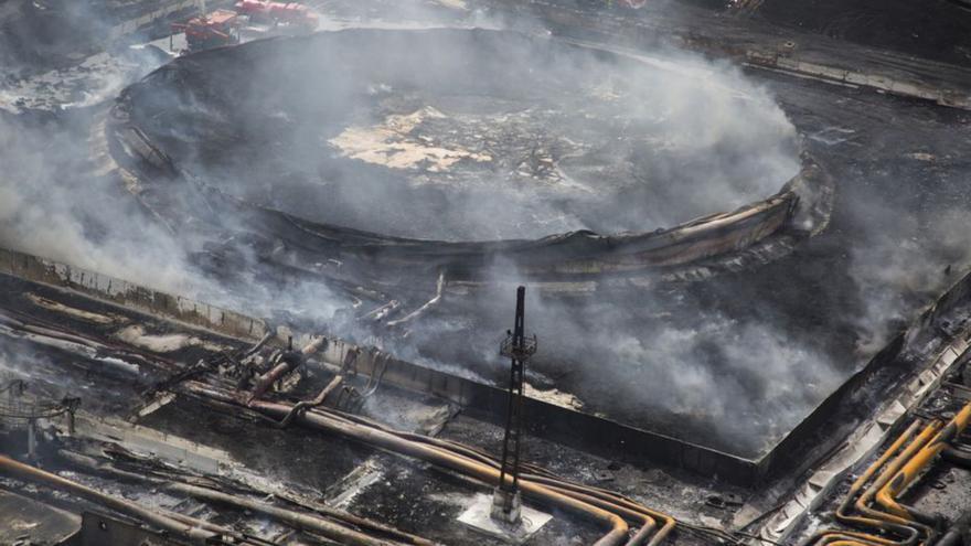 Els Bombers de Cuba extingeixen l’incendi del port de Matanzas