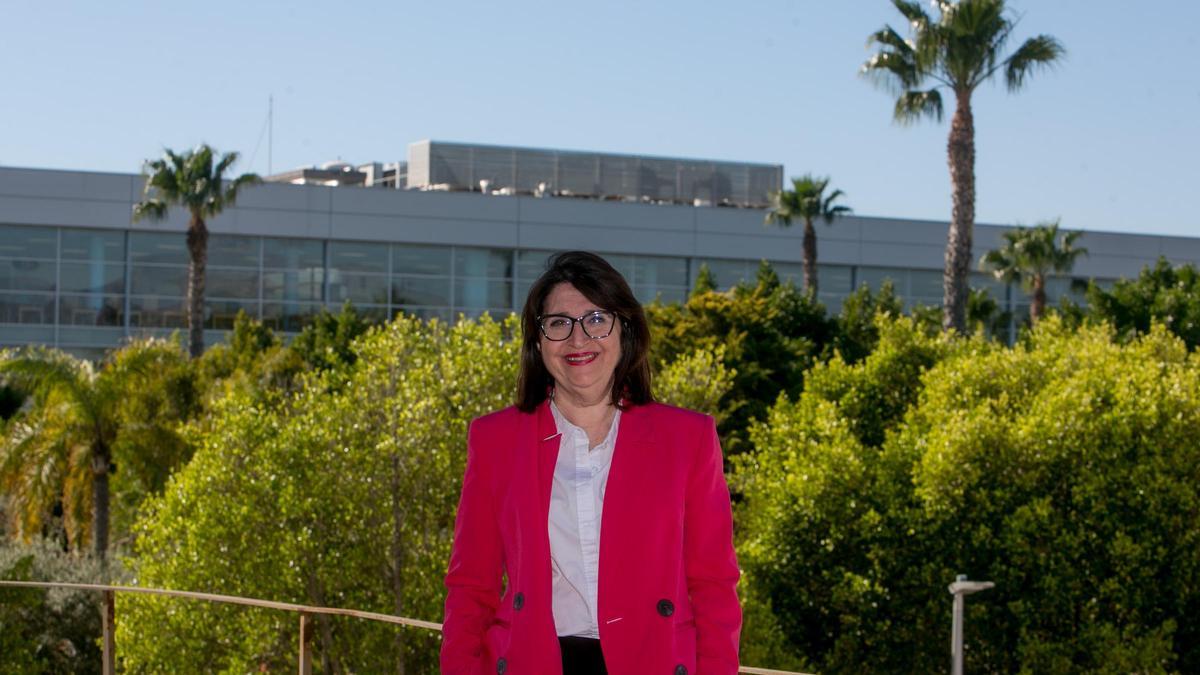 Amparo Navarro en el campus de la Universidad de Alicante.