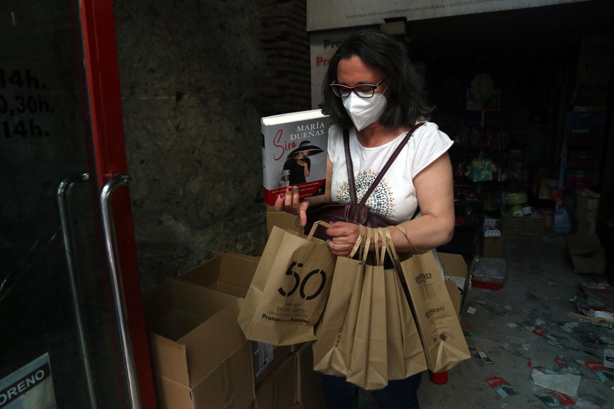 María Dueñas acude a Proteo para apoyar la librería