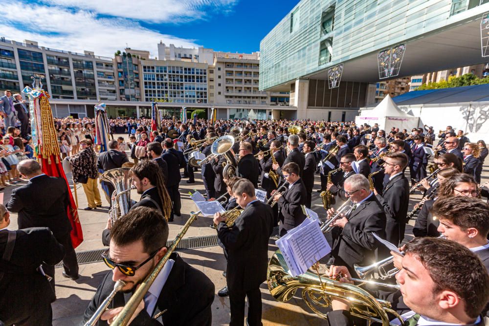 Más de 500 músicos marcan el ritmo en el inicio de las Fiestas de Benidorm