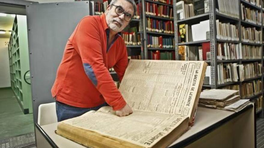 Rafael Hernández consulta un periódico de la época en el Archivo Municipal de Alcoy.