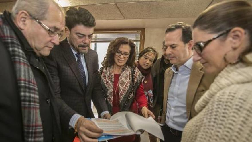 Los ediles del PP observan el auto judicial, ayer en la sala de prensa del Ayuntamiento.