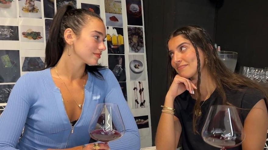 Dua Lipa disfruta en Barcelona un &#039;tour&#039; gastronómico y cultural