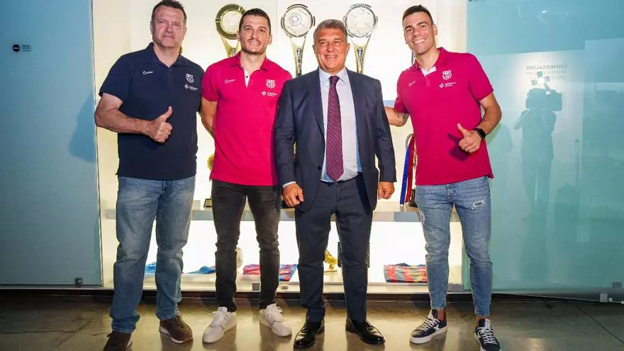 Laporta acompaña al equipo de fútbol sala a depositar la Liga en el Museu del FC Barcelona