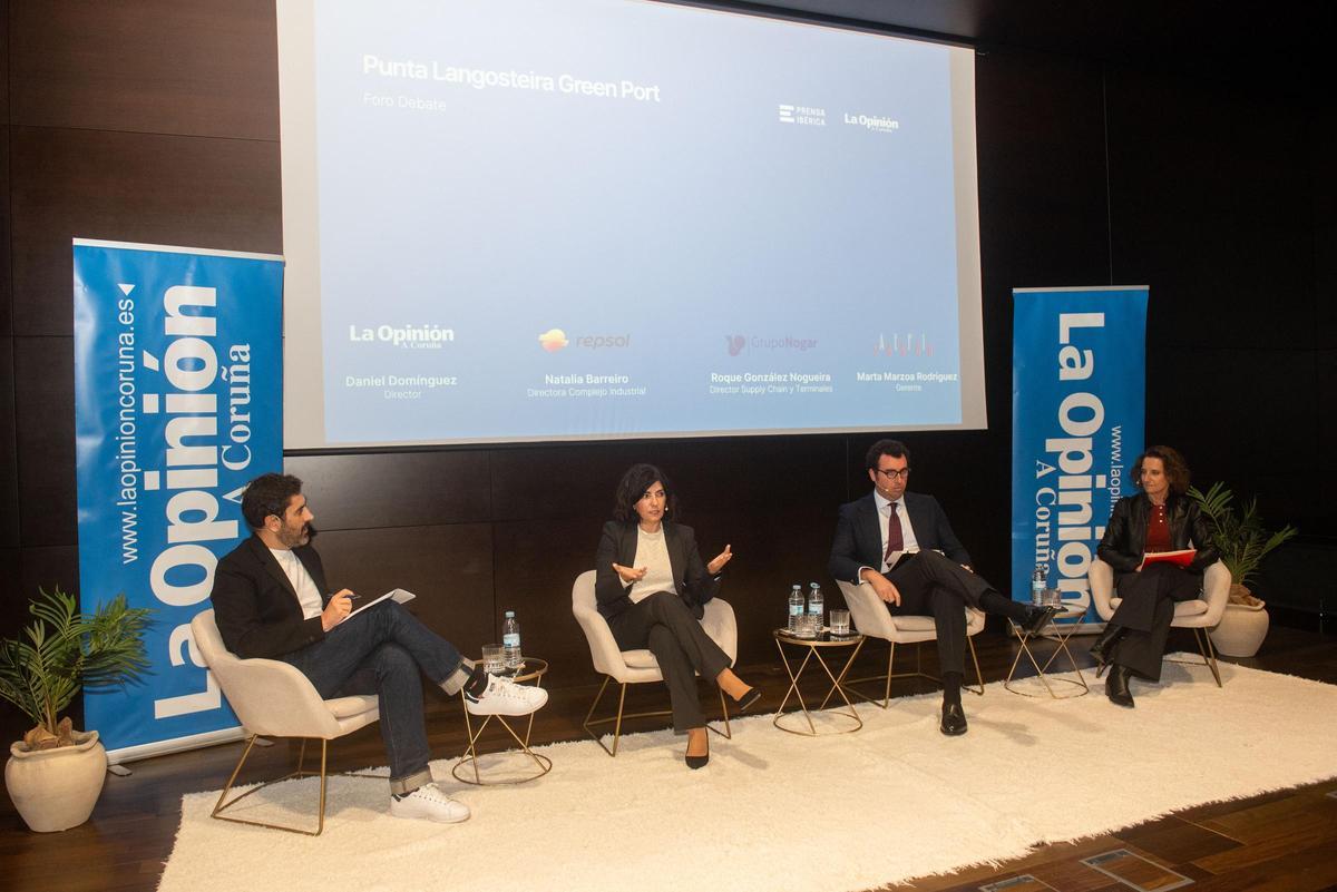 Daniel Domínguez, en compañía de la directora del complejo industrial de Repsol en A Coruña, Natalia Barreiro; el director ‘supply chain’ del Grupo Nogar, Roque González Nogueira; y la gerente de la Asociación de Empresarios del Polígono de Sabón-Arteixo, Marta Marzoa.