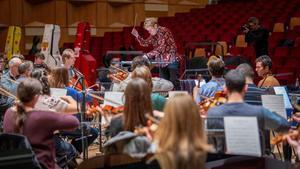 Marin Alsop y la London Philharmonia en un ensayo de Set somnis de Gaudí en el Petit Palau.