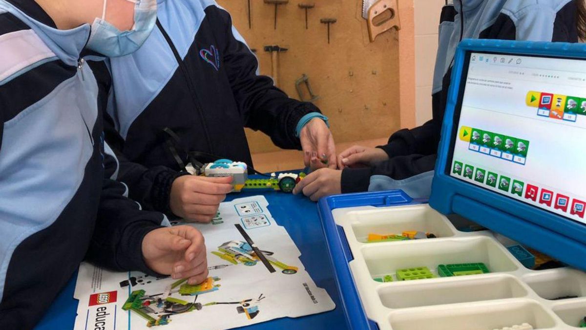 Alumnos  en un taller de robótica.