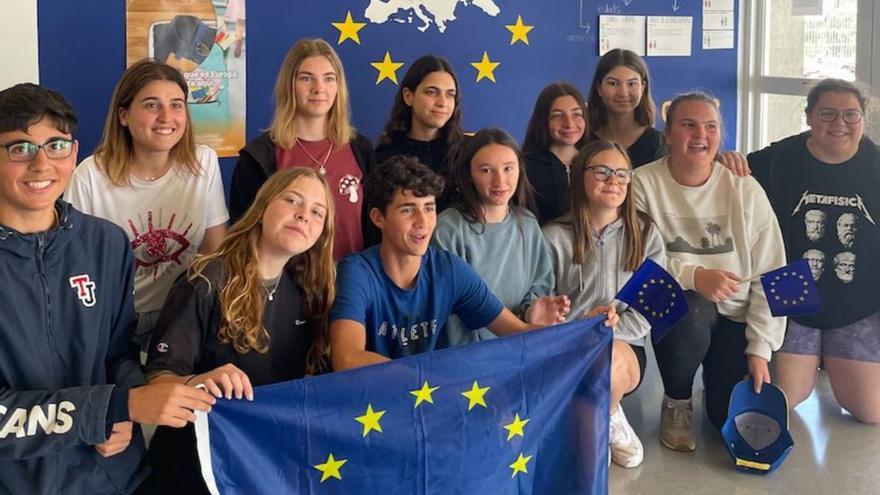 Alumnos del centro con la europarlamentaria Alicia Homs en uno de los viajes. | IES QUARTÓ DEL REI