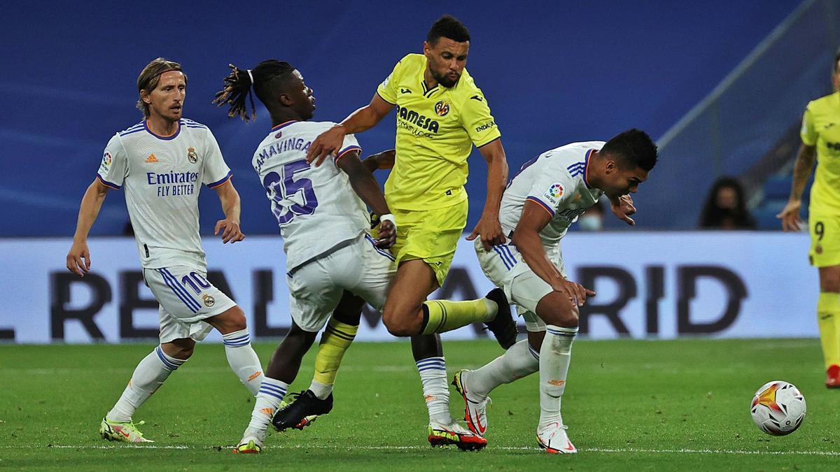 Camavinga y Casemiro tratan de evitar el avance de Coquelin durante el partido disputado ayer en el Santiago Bernabéu. | KIKO HUESCA/EFE