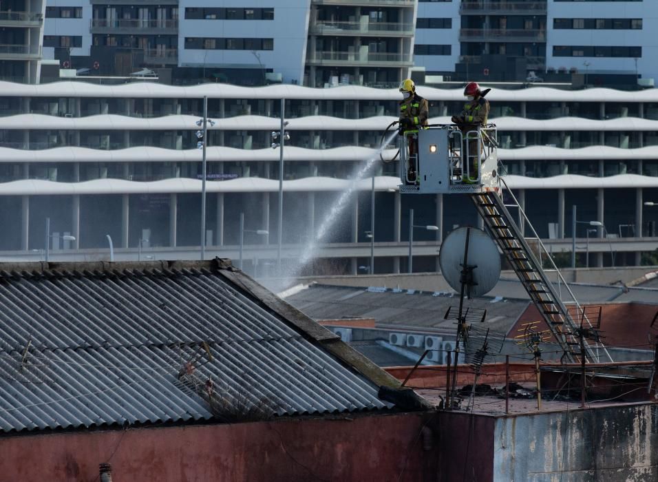 Al menos dos muertos en un incendio en Badalona