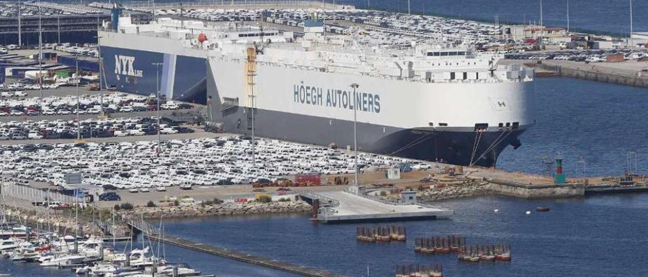 En primer término y delante de los barcos, los pilotes para la nueva línea de atraque de la terminal Ro-Ro. // R. G.