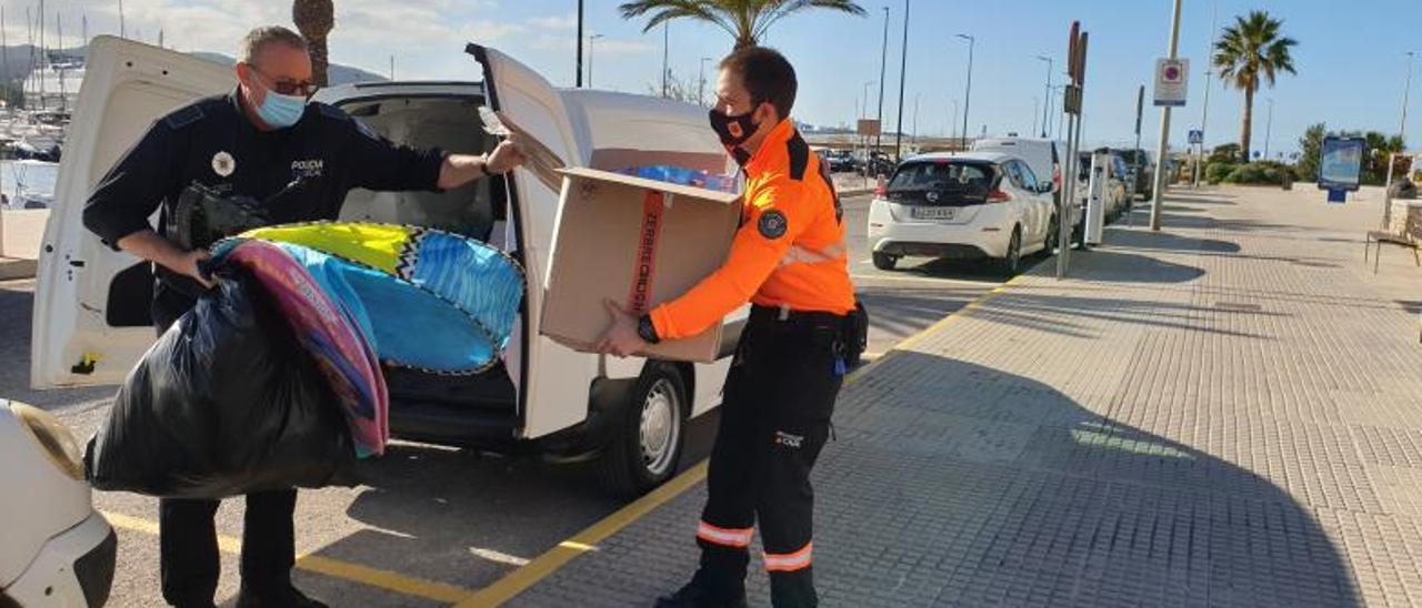 La Policía Local y Protección Civil trasladan los juguetes al Ayuntamiento. | A.S.A.